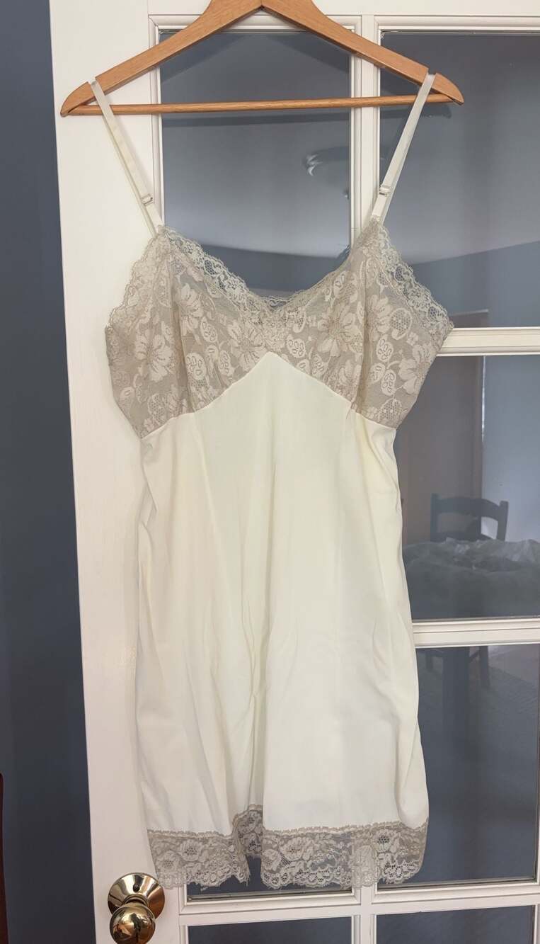 Vintage Van Raalte Size 36 Cream Lace Trimmed Nylon Slip